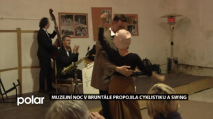 Muzejní noc na bruntálském zámku propojila historii cyklistiky se swingovou muzikou