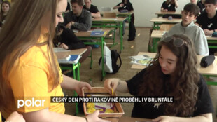 Do Dne proti rakovině se prodejem květů měsíčku v Bruntále zapojilo infocentrum i školáci