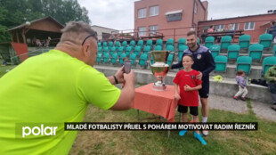 S mladými fotbalisty si přijel zatrénovat Radim Řezník z FC Viktoria Plzeň, přivezl jim ukázat i letošní pohár