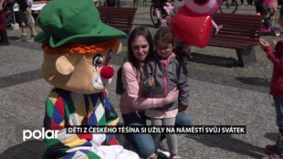 Děti z Českého Těšína si na náměstí užily svůj svátek. Přijela za nimi pouť