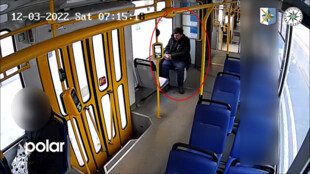 Napadl revizora v tramvaji, pak se skutálel ze schodů ven a ještě utekl