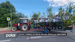Palkovičtí fotbalisté oslavili postup z okresu do kraje spanilou jízdou obcí na vlečce za traktorem