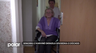 Seniorku z Karviné, která je po operaci upoutána na invalidní vozík, okradla sousedka o důchod