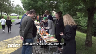 Gymnazisté v parku snídali na podporu autistických děti