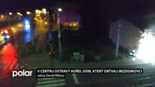 V centru Ostravy hořel dům. Hasiči vyvedli bezdomovce v trenýrkách