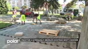 Frýdek-Místek investuje přes 3 miliony do opravy chodníku u Gymnázia Petra Bezruče