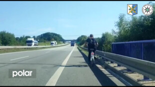 Polská cyklistka nevěděla, že je na dálnici! Žena policistům tvrdila, že ji na místo navedla navigace