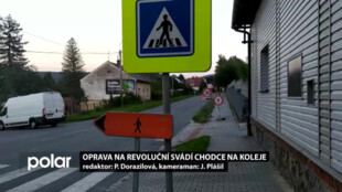 Oprava na Revoluční ulici svádí chodce na Koleje