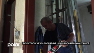 V Ostravě-Zábřehu opravují další bytový dům. Mění se zejména stará umakartová jádra