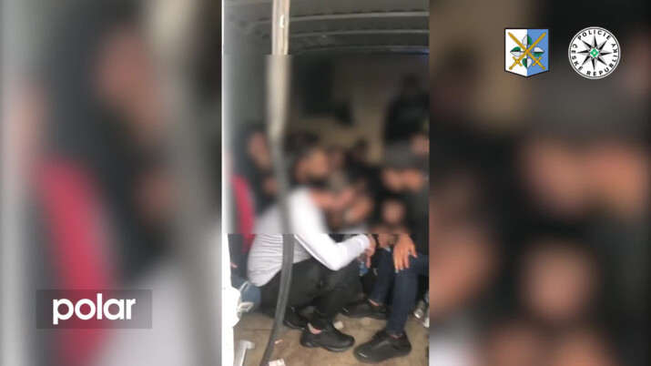 Převaděč vezl v dodávce 20 migrantů ze Sýrie, chytili ho u Jablunkova
