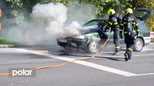 Dopravu na průtahu Havířovem komplikoval zásah hasičů u hořícího auta