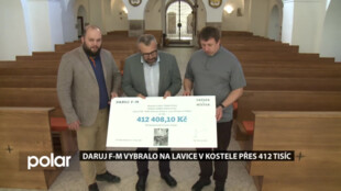 Farnost Frýdek převzala šek na 412 tisíc ze sbírky Daruj F-M na nové lavice v kostele