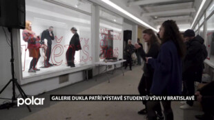 V porubské Galerii Dukla je k vidění pestrá výstava studentů. Na vernisáži tančili ve výlohách