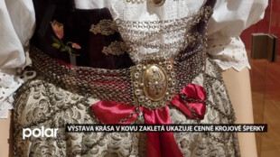 Výstava Krása v kovu zakletá ukazuje cenné krojové šperky z Těšínska