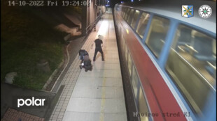 Muž s kočárkem v Havířově kladívkem rozbíjel okna rozjíždějícího se vlaku