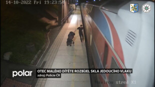 Otec malého dítěte rozbíjel skla jedoucího vlaku. Hrozí mu vězení