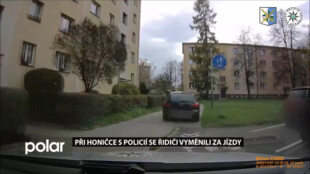 Při honičce s policií se řidiči v autě vyměnili za jízdy. Policisté to ale natočili