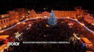 Také centrum Bruntálu již zdobí rozsvícený vánoční strom. Je jím rekordně vysoká jedle.