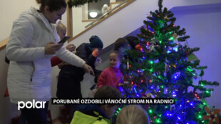 Porubané zdobili vánoční strom na radnici vlastnoručně vyrobenými ozdobami