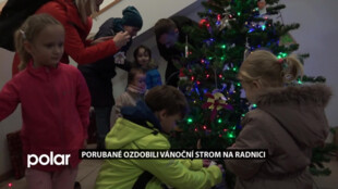 Porubané vůbec poprvé zdobili vánoční strom na radnici vlastnoručně vyrobenými ozdobami