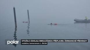 Otužilci si nemohli nechat ujít Mikulášskou přeplavbu Žermanické přehrady