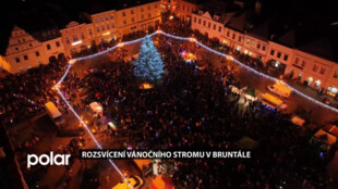 V centru Bruntálu nově svítí Karlička – rekordně vysoký vánoční strom, dar obce Karlovice