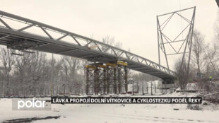 V Dolních Vítkovicích probíhá montáž mostu. Pro Ostravu ho nakreslil Josef Pleskot