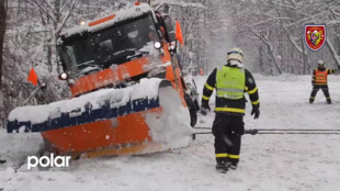 Zapadlé autobusy, kamiony, osobní auta a desítky nehod. Sněhová kalamita zasypala Moravskoslezský kraj