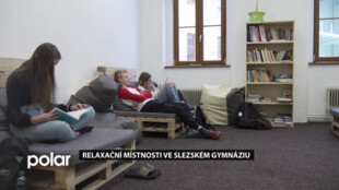 Studenti a učitelé Slezského gymnázia se mohou učit i odpočívat . Slouží jim k tomu relaxační místnosti