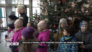 Havířovští školáci vyrobili krásné ozdoby na vánoční strom ve vestibulu magistrátu