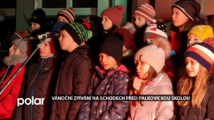 Děti zpívaly koledy a vánoční písně na schodech před palkovickou školou