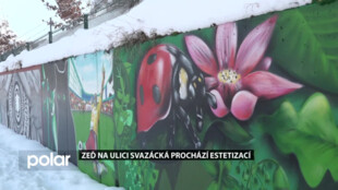 Šedá betonová zeď v Ostravě-Zábřehu ožívá motivy charakteristickými pro Ostravu-Jih