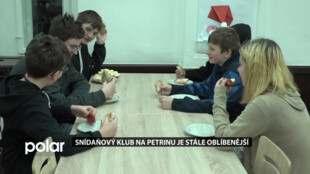Snídaně ve snídaňovém klubu pomáhá školákům na ZŠ Petrin v Bruntále nastartovat nový den