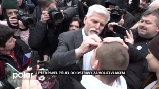 Kandidát na prezidenta Petr Pavel přijel do Ostravy vlakem. Voliči ho čekali už na nádraží