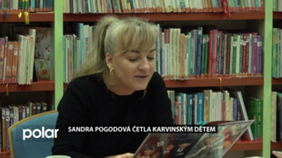 Herečka Sandra Pogodová četla v knihovně karvinským dětem