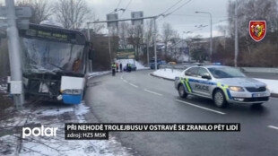 Při nehodě trolejbusu se zranilo 5 lidí. Řidič nezvládl jízdu po zledovatělé vozovce