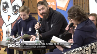 Extraligový hokejista, Američan Peter Mueller se zapojil do projektu Celé Česko čte dětem