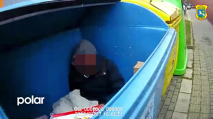 Muž spal v kontejneru na papír, svědek přivolal ostravské strážníky