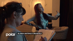 Vzácná návštěva světoznámé výtvarnice a módní návrhářky Blanky Matragi v Bruntále naplnila městské divadlo