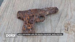 Mezi odpadem lidé při společném jarním úklidu Palkovic našli válečnou pistoli