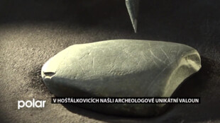 V Hošťálkovicích našli archeologové unikátní kámen. Je na něm kresba mamuta a koně