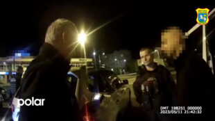 Žena se v Ostravě zamkla v autě před agresivním mužem, ten pak utíkal před strážníky