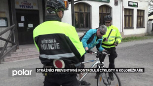 Strážníci preventivně kontrolují cyklisty a koloběžkáře. Riskují zejména jízdou bez přilby