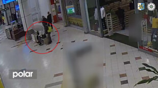 VIDEO: Zloděj ukradl dívce mobil, ničeho si nevšimla. Policie pátrá po pachateli a dalších dvou mužích