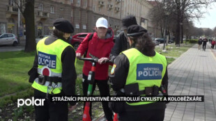 Strážníci preventivně kontrolují cyklisty a koloběžkáře a vzkazují: bez přilby ani metr