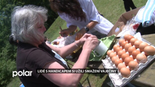 Škola života uspořádala pro klienty stacionářů ve Frýdku-Místku Smažení vaječiny, padlo na 300 vajec