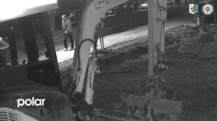 VIDEO: Muž v Ostravě-Porubě poškodil dvě zaparkovaná auta, poznáte ho?