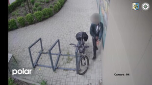 VIDEO: 20letý zlodějíček si poradil se zámkem a ukradl kolo 62leté ženě, policie ho ihned dopadla