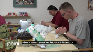 Vězni a handicapovaní klienti Santé v Havířově vyrábějí polštáře pro ohrožené děti