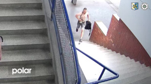 Muž rozbíjel okna nadchodu na nádraží v Ostravě-Kunčicích